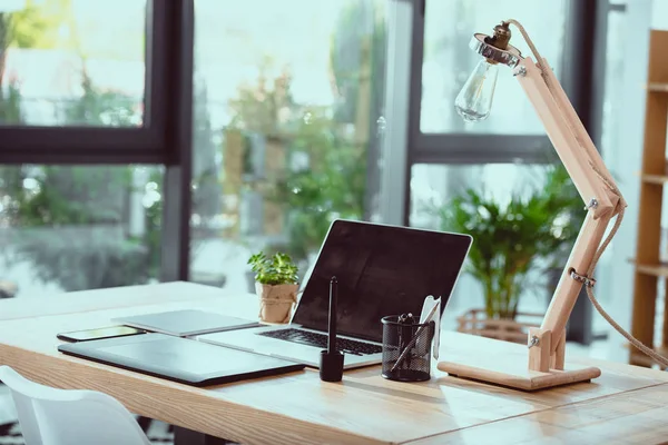 Laptop Mit Grafik Tablet Und Lampe Mit Büroanbietern Arbeitsplatz — Stockfoto