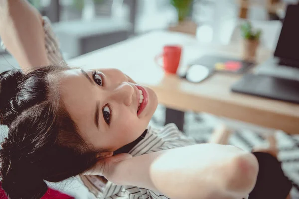 Young Asian Woman Relaxing Looking Camera While Sitting Office — Stock Photo, Image