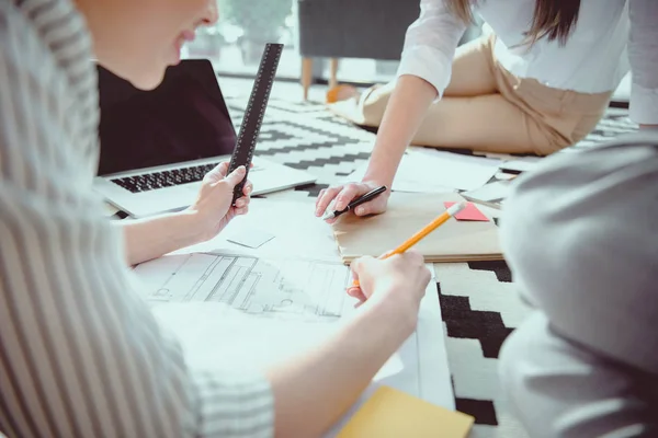 Bijgesneden Schot Van Architecten Werken Met Blauwdrukken Laptop Kantoor — Stockfoto