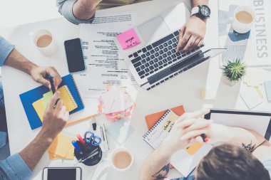 Yeni proje birlikte, iş ekip çalışması kavramı üzerinde çalışma işadamlarından kırpılmış atış 