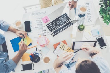 Yeni proje birlikte, iş ekip çalışması kavramı üzerinde çalışan genç işadamlarından kısmi üstten görünüm 