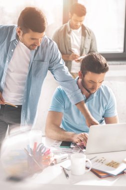 Ofiste, iş ekip çalışması kavramı yeni projede çalışan genç çok ırklı işadamları