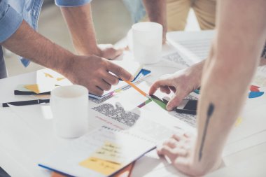 atış diyagramları işaret ve yeni projede ofiste çalışan işadamlarından kırpılmış 