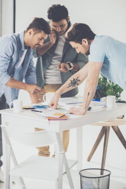 Yeni projede ofiste çalışan genç çok ırklı işadamları odaklı