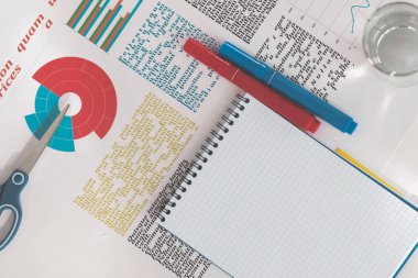Üstten Görünüm boş defter, iş grafikleri ve işyeri ofis, banka donatımı
