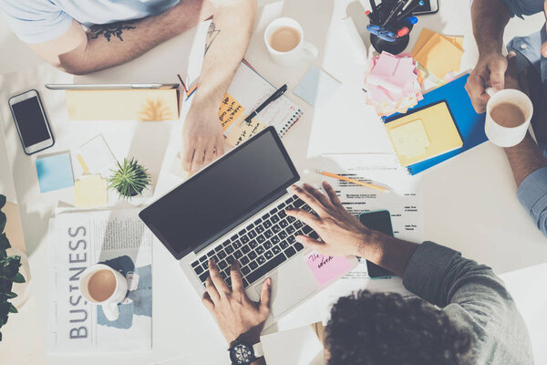 просмотр бизнесмена с помощью ноутбука при работе с коллегами в новом проекте
