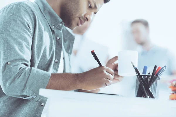 Tiro Cortado Jovem Empresário Segurando Copo Tomar Notas Local Trabalho — Fotografia de Stock Grátis