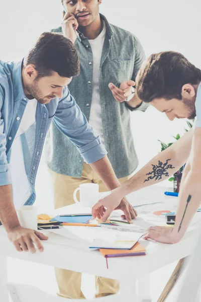 Jóvenes Empresarios Multiétnicos Que Trabajan Con Papeles Oficina Concepto Trabajo — Foto de Stock