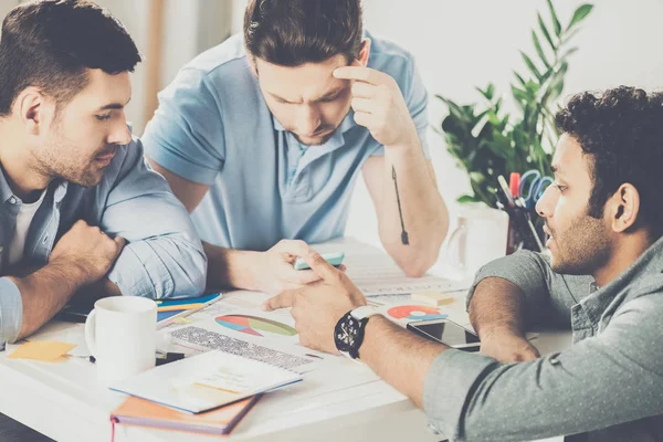 Tres Jóvenes Empresarios Sentados Mesa Trabajando Juntos Nuevo Proyecto Concepto —  Fotos de Stock