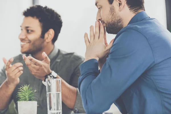 Jóvenes Empresarios Sentados Mesa Discutiendo Nuevo Proyecto Concepto Trabajo Equipo —  Fotos de Stock