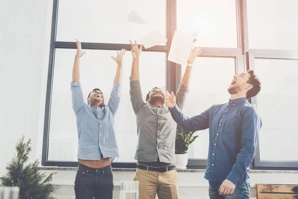 Fröhliche Junge Geschäftsleute Triumphieren Und Werfen Papiere Ins Büro Unternehmerisches — Stockfoto