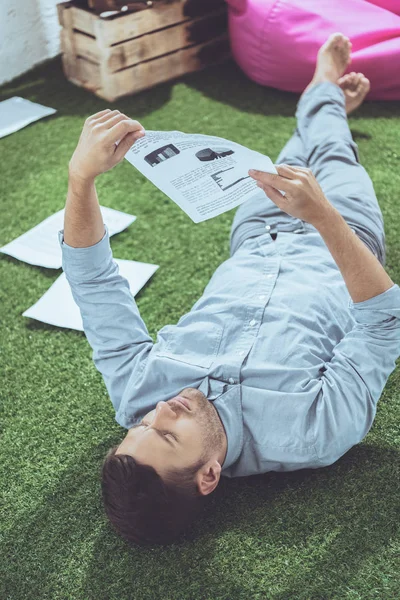 Side View Focused Businessman Analyzing Documents Business Establishment Concept — Free Stock Photo