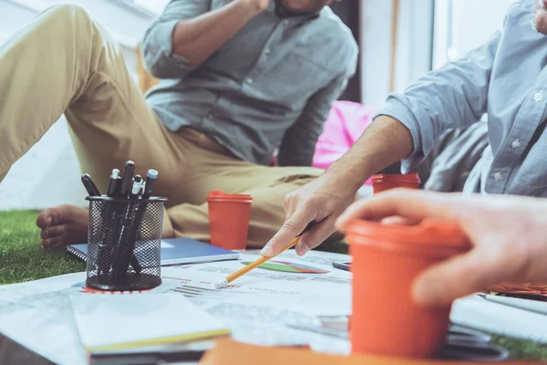 Vue Partielle Équipe Affaires Travaillant Sur Nouveau Plan Affaires Travail — Photo