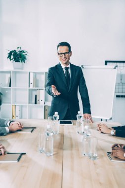 çok kültürlü ortakları ile Konferans Salonu'nda mutlu işadamı kısmi görünümü