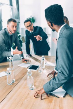 Konferans salonunda konuşmayı çok ırklı iş adamları