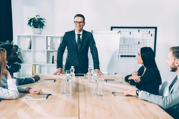 Multietniskt Företagare Har Konversation Modern Konferenssal — Gratis stockfoto