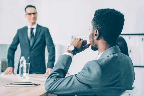 Africano Americano Hombre Negocios Escuchar Caucásico Jefe Durante Conversación — Foto de Stock