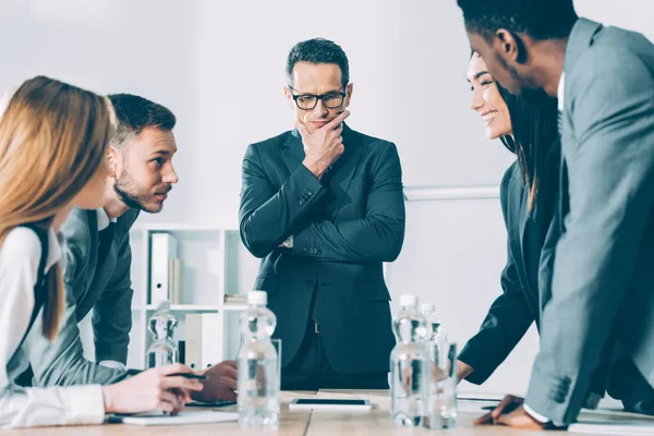 Empresários Sucesso Multiétnico Conversando Sala Conferências — Fotografia de Stock