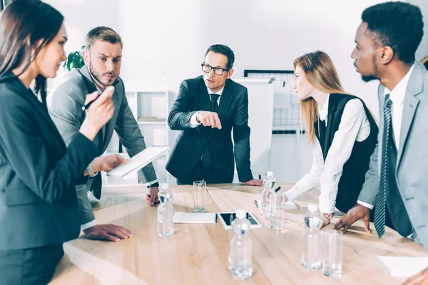 Multietniskt Företagare Har Konversation Konferenssal — Stockfoto