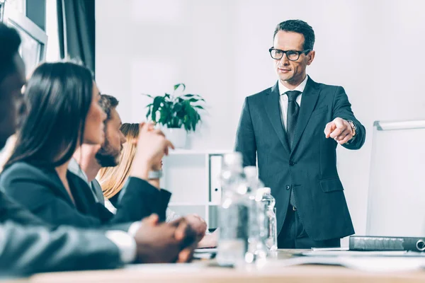 Empresarios Multirraciales Sala Conferencias Escuchando Líder Del Equipo Mientras Señala — Foto de stock gratis