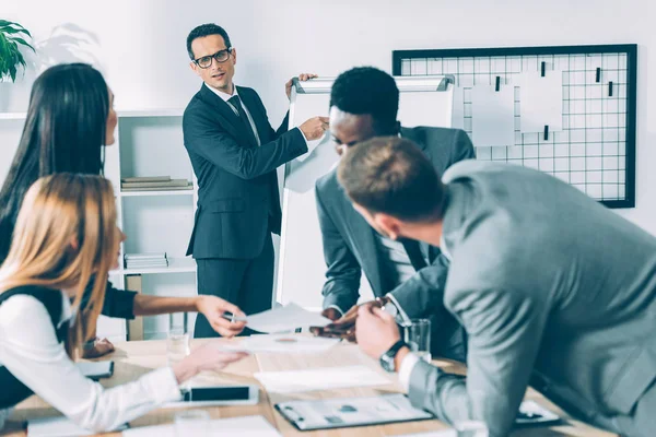 Multiracial Businesspeople Having Conversation Conference Hall — Stock Photo, Image