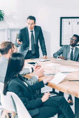 Konferans salonunda çok ırklı astları üzerinde kötüye patron