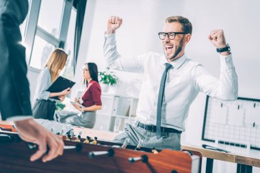 iş adamları iş kadınları arka plan üzerinde bulanık konuşmak masa futbolu modern ofisindeki oynamaktan