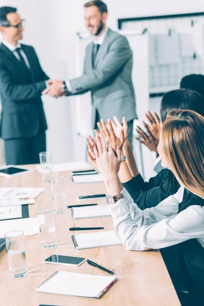 Boss Shaking Hand Manager While Colleagues Clapping Conference Hall — Stock Photo, Image