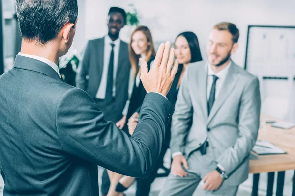 Des Gens Affaires Multiraciaux Qui Discutent Dans Une Salle Conférence — Photo