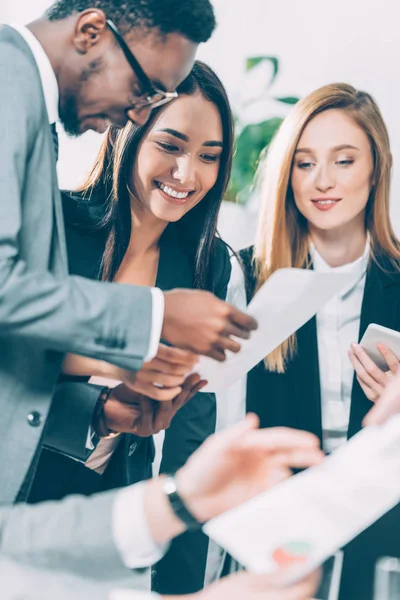 Gruppo Imprenditori Multietnici Che Esplorano Documenti — Foto Stock