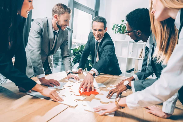 Uomini Affari Multietnici Che Assemblano Puzzle Insieme Nella Sala Conferenze — Foto Stock