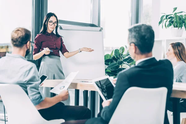 Young Asian Businesswoman Giving Presentation Multiracial Colleagues Conference Hall — Stock Photo, Image