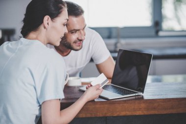 Online alışveriş dizüstü bilgisayar ve kredi kartı evde ile çift