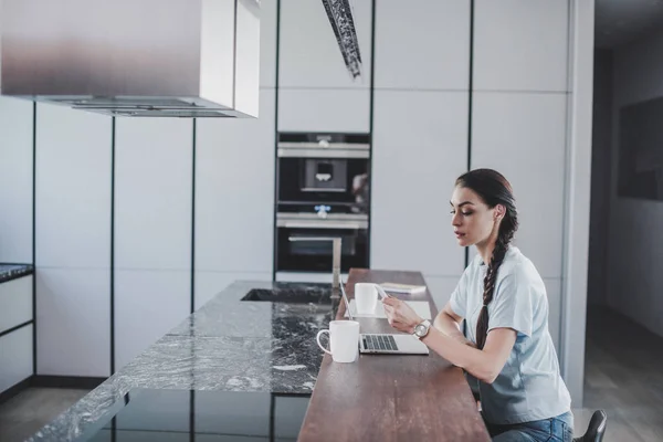 Tampilan Samping Freelancer Yang Indah Bekerja Laptop Dan Memegang Smartphone — Stok Foto