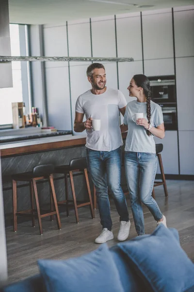 Gelukkige Paar Met Koffie Kopjes Praten Keuken Thuis — Stockfoto