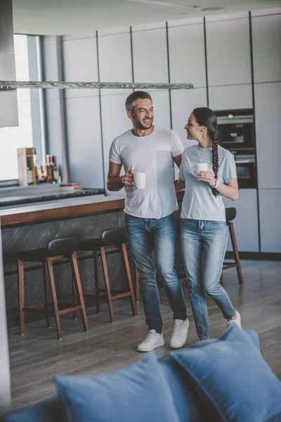 Coppia Felice Con Tazze Caffè Parlando Cucina Casa — Foto Stock