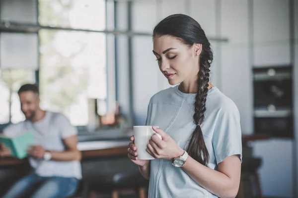 Selectieve Aandacht Van Aantrekkelijke Vrouw Met Koffiekopje Terwijl Haar Vriendje — Stockfoto