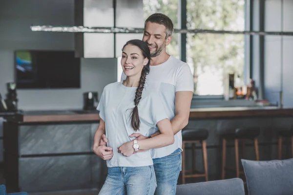 Happy Man Hugging Girlfriend Kitchen Home — Free Stock Photo