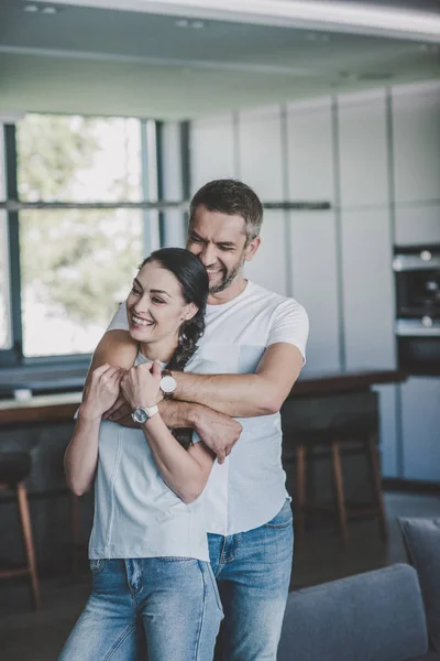 Lachen Man Vriendin Van Achteren Omhelzen Keuken Thuis — Stockfoto