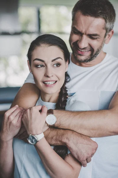 Portret Van Gelukkig Man Vriendin Van Achteren Knuffelen Keuken Thuis — Stockfoto