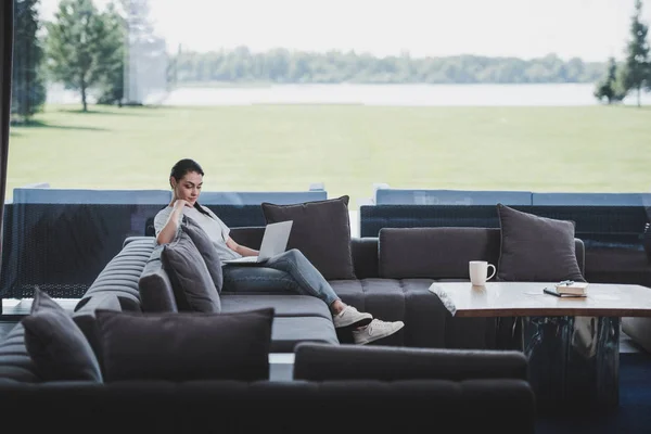 Unga Kvinnliga Frilansare Arbetar Med Laptop Soffan Hemma — Stockfoto