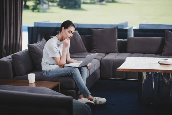 Sidan Visa Kvinnliga Frilansare Arbetar Med Laptop Soffan Hemma — Stockfoto