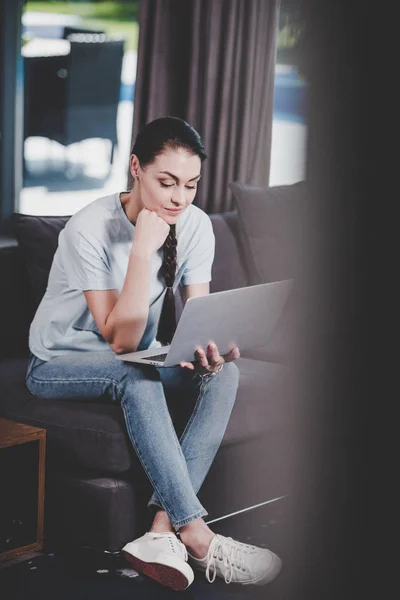 Foco Seletivo Freelancer Feminino Trabalhando Com Laptop Sofá Casa — Fotos gratuitas