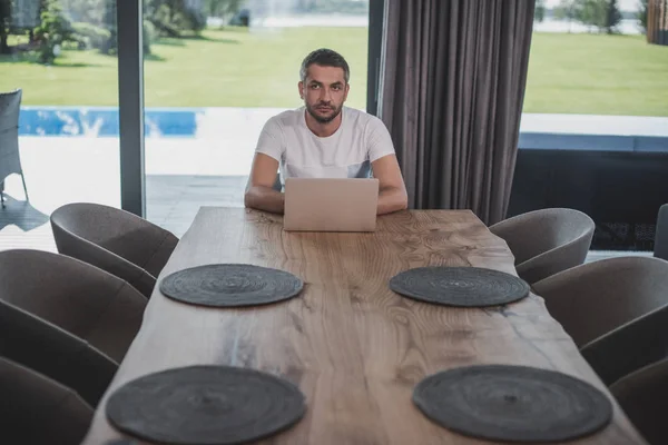 Αυτοπεποίθηση Αρσενικό Freelancer Που Εργάζονται Laptop Στο Τραπέζι Στο Σπίτι — Δωρεάν Φωτογραφία