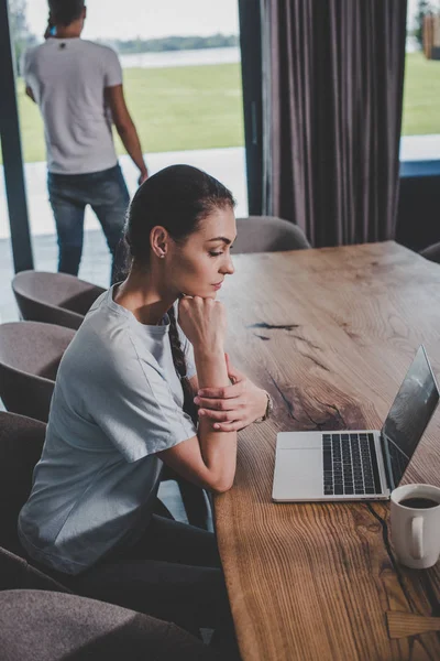 Fokuserat Ung Kvinna Vid Bordet Med Kaffe Och Laptop Medan — Gratis stockfoto