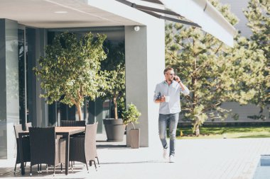 kahve fincanı smartphone ülke evinde konuşurken ile yetişkin adam 