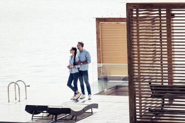 şık çift ayakta pier yakınındaki kır evi gölde üzerine 