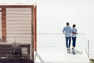 şık çift duran pier yakınındaki kır evi gölde üzerine yüksek açılı görünüş 
