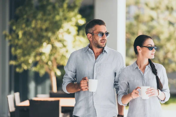 Enfoque Selectivo Pareja Gafas Sol Con Tazas Café Casa Campo — Foto de stock gratuita