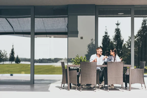 Paar Zonnebril Met Koffie Kopjes Praten Aan Tafel Country House — Gratis stockfoto